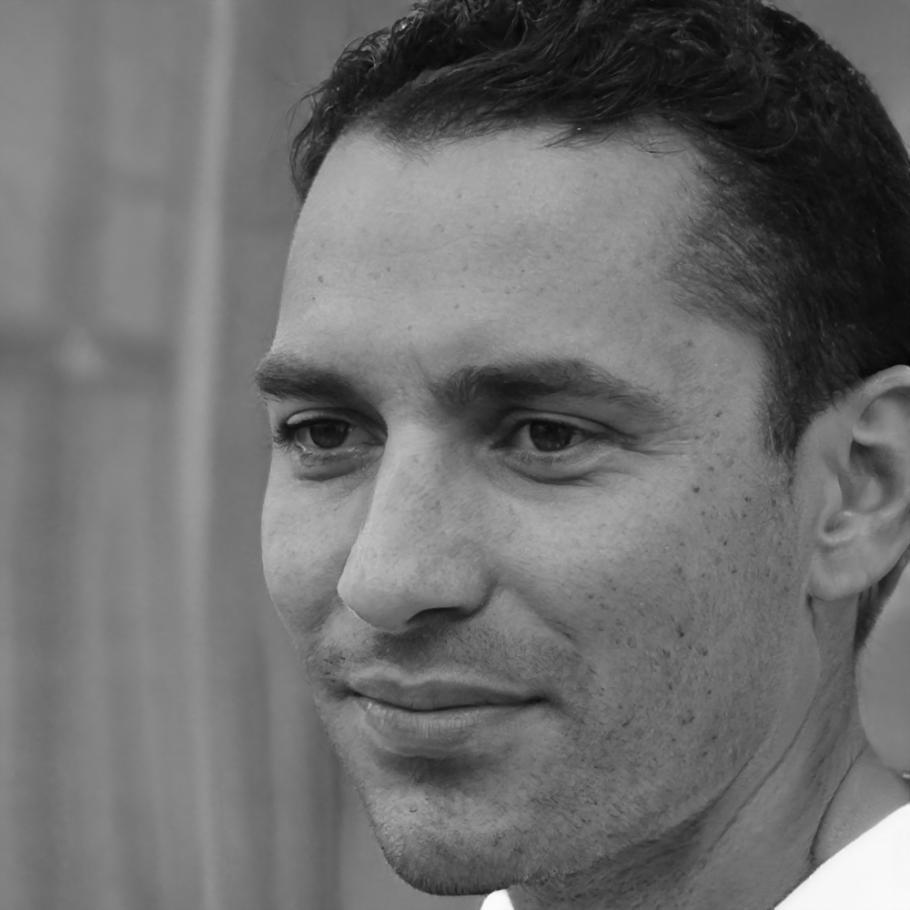 Portrait de Marc Dubois, expert en stratégies d'épargne progressive